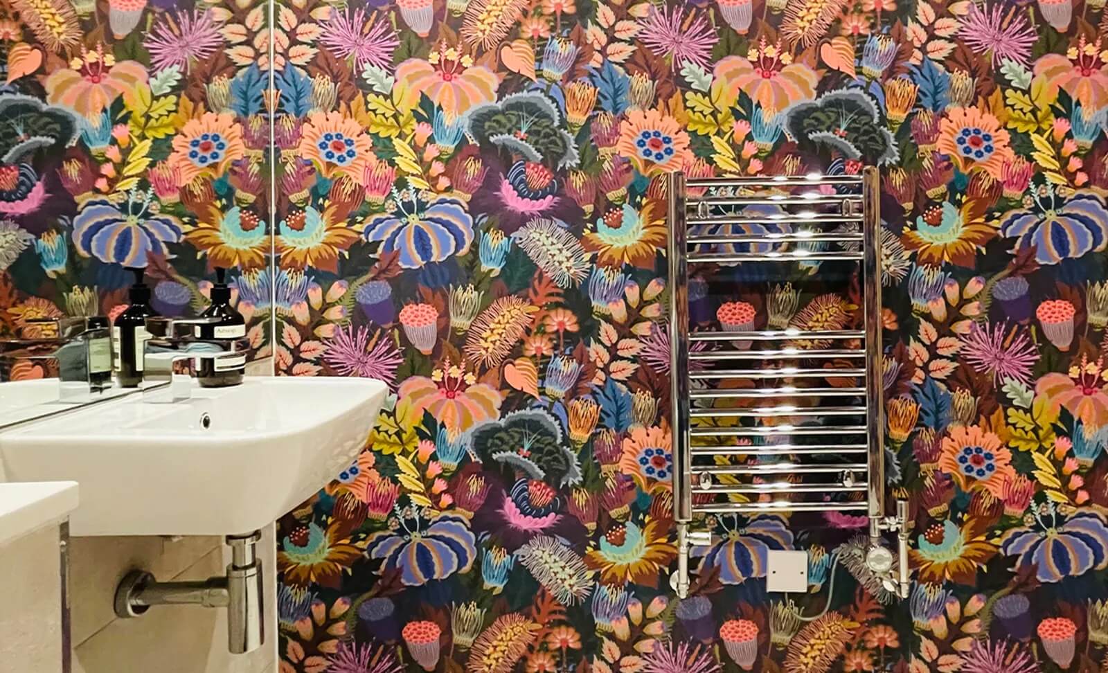 Bathroom decorated in Lick Mars meadow 01 wallpaper 